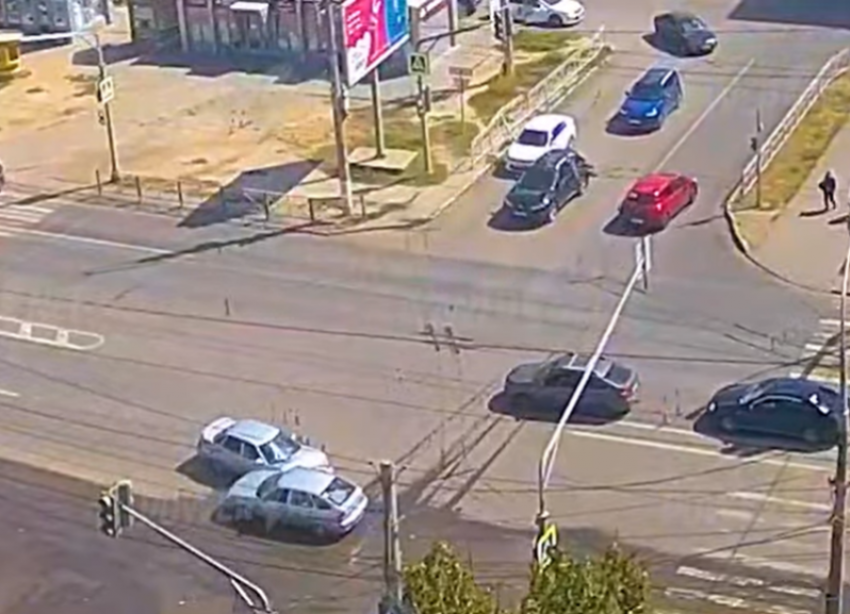 Столкновение автомобилей на перекрестке в Волгограде попало на видео