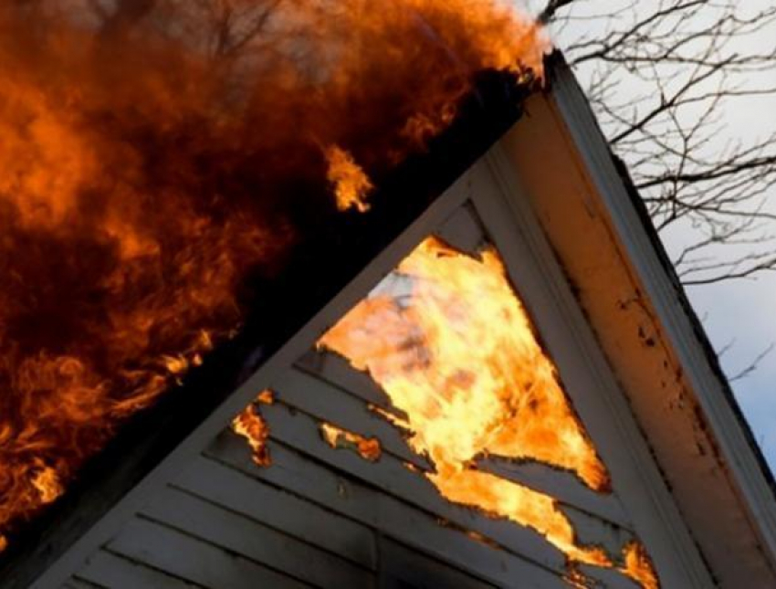 Частный дом горел в Быковском районе