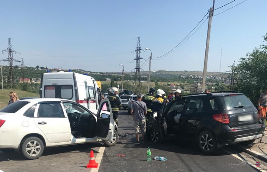 Лобовое столкновение двух авто в Волгоградской области попало на видео: ранены 3 человека