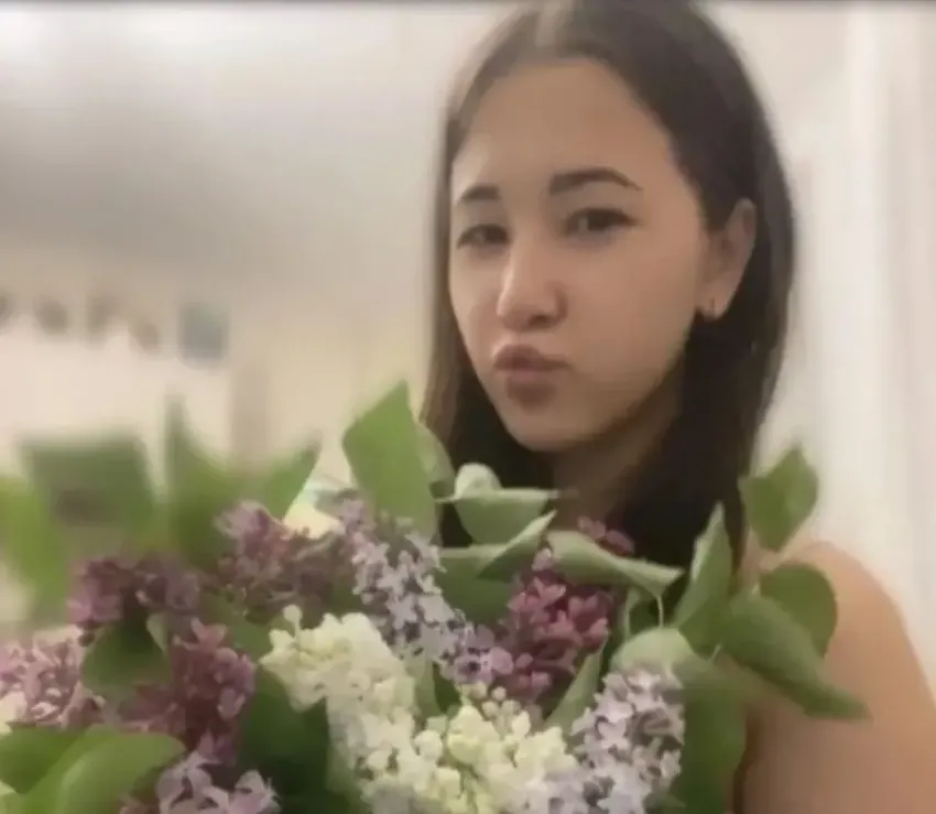 Прекрасную Анну Арсий поздравляет с 18-летием семья!