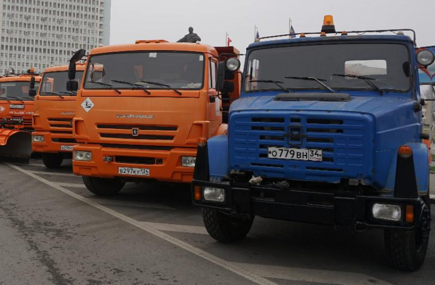 В Волжском коммунальные службы обрабатывают дороги от гололеда