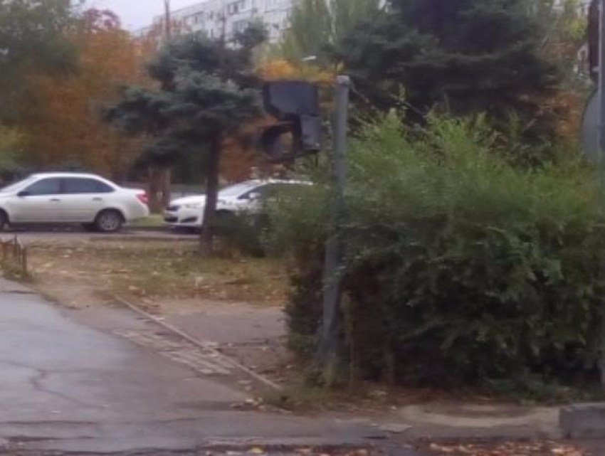 Сломанный светофор создал опасность на перекрестке в Волжском