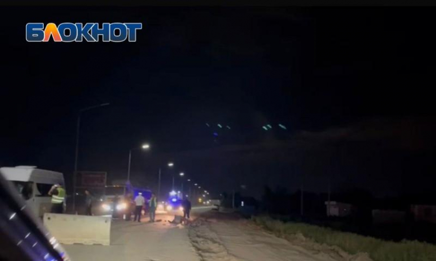 Личность погибшего в аварии с маршруткой мопедиста не установлена: видео с места ДТП в Волжском