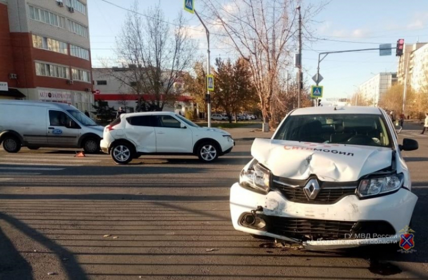 Такси протаранило Nissan Juke на перекрестке в Волжском