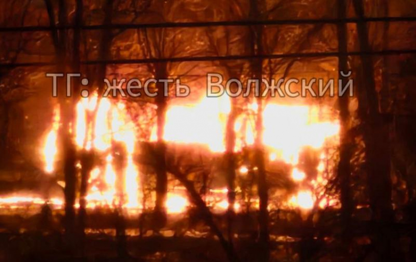 В Волжском на рассвете пожарные тушили полыхающий автобус
