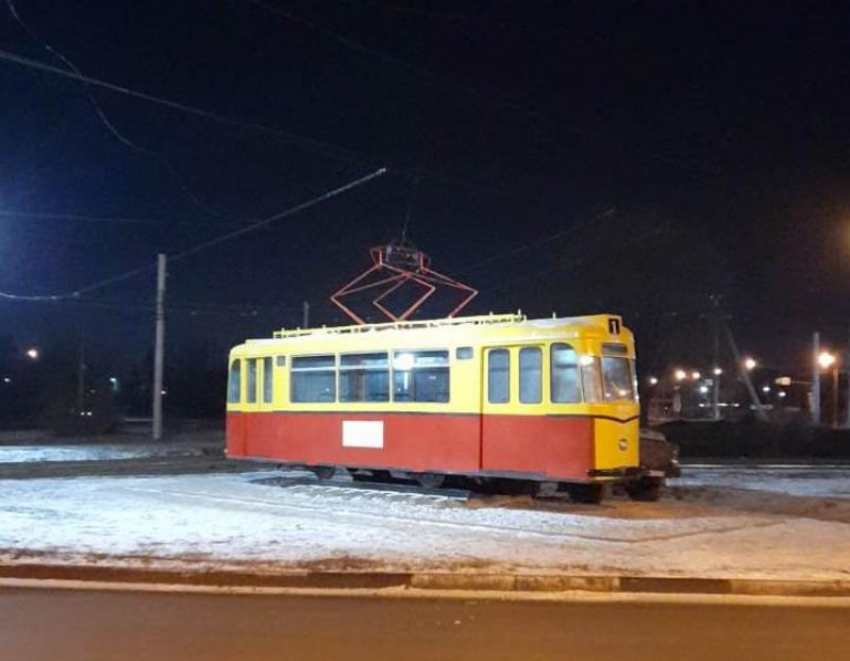 В Волжском установили памятник 60-летнему трамваю