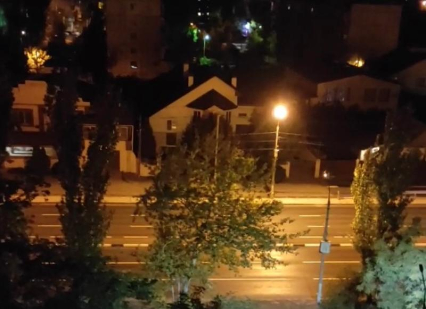 «Тьма кромешная, а на остановке даже крыши нет»: волжанка пожаловалась на проблемы в 12-м микрорайоне