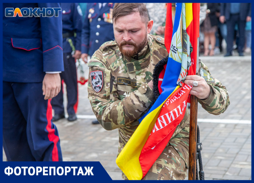 Волжане в День памяти и скорби возложили цветы к братской могиле