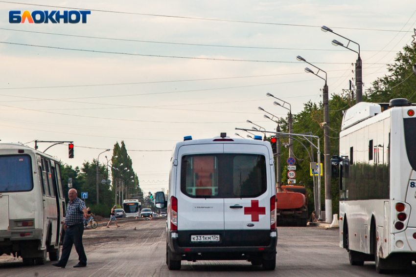 В Волжском пенсионер скончался после падения из окна больницы