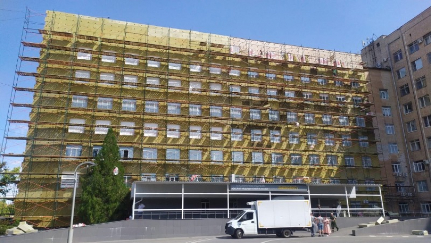 В Волжской больнице Фишера обновляют фасад женской консультации