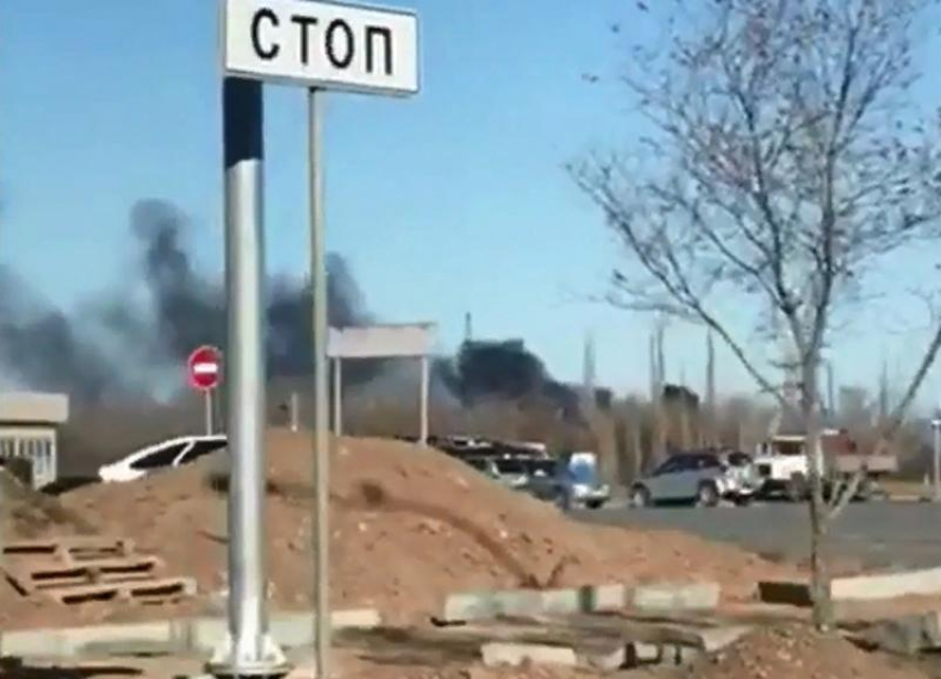 На въезде в Волжский тушат масштабный пожар