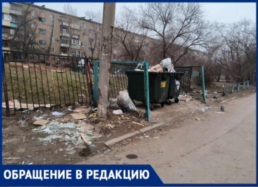 «Управляющая компания – от слова «управлять»: как далеко в Волжском может улететь картон без дворника