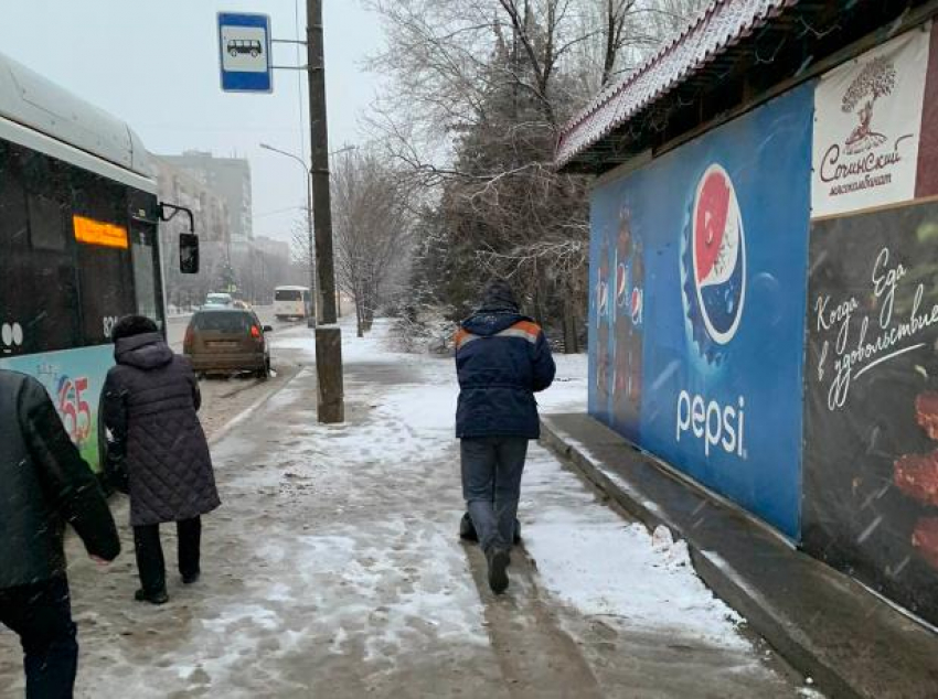 В Волжском с ночи борются со снегопадом