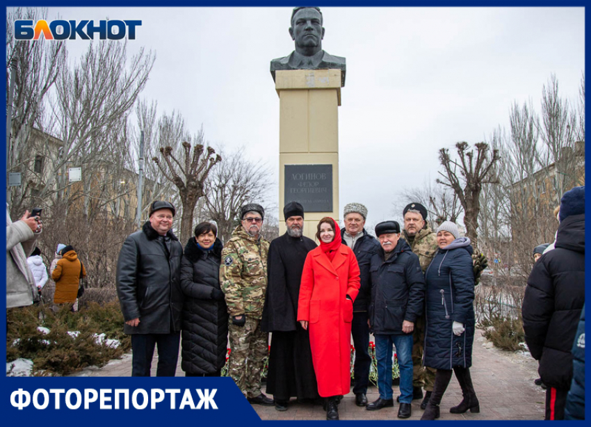 Спустя 126 лет сотни волжан продолжают нести цветы к монументу Федора Логинова