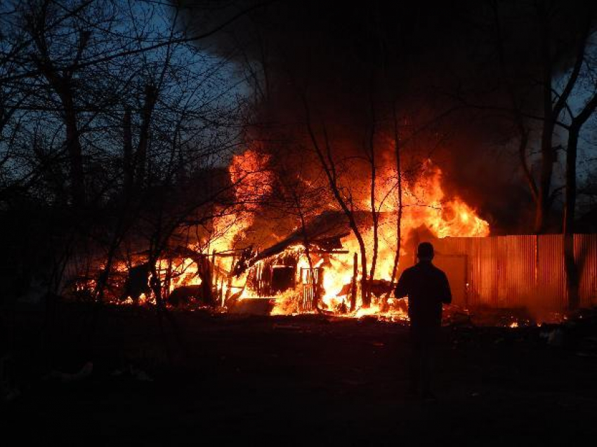 Три деревянных постройки горели в Среднеахтубинском районе