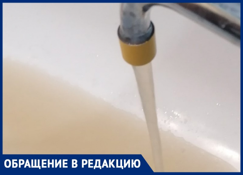 Ни подмыться, ни поесть: жители Волжского страдают от рыжей воды из-под кранов