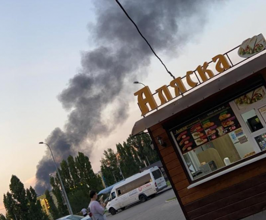 Большой пожар в Волжском: дым виден по всему городу