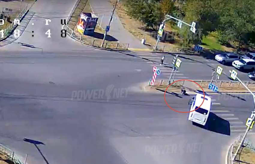 В Волжском маршрутка сбила электросамокатчика на пешеходном переходе: видео