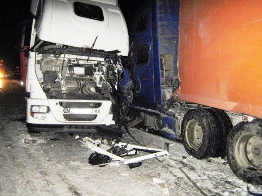 Под Волгоградом в результате столкновения двух грузовиков скончался пенсионер из Мордовии
