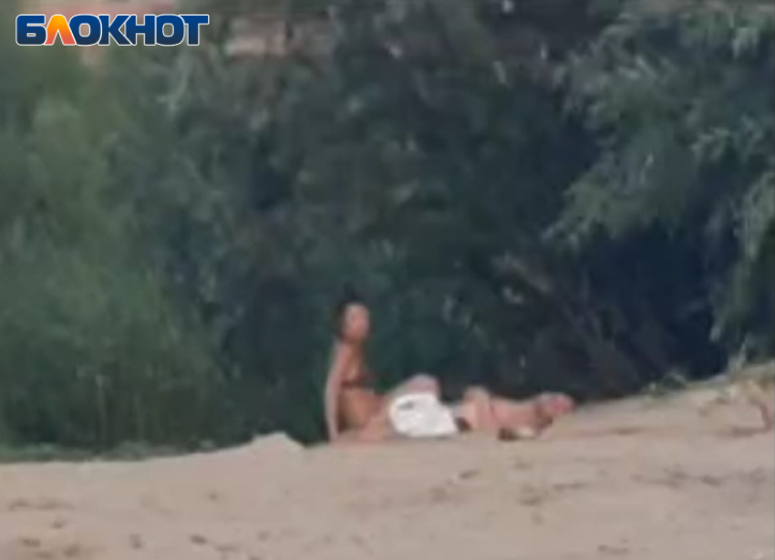 Секс на пляже, порно фото на берегу реки