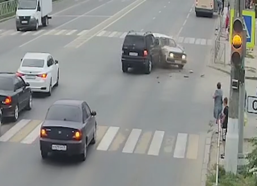 Водитель «семерки» протаранил иномарку: авария в Волгограде попала на видео