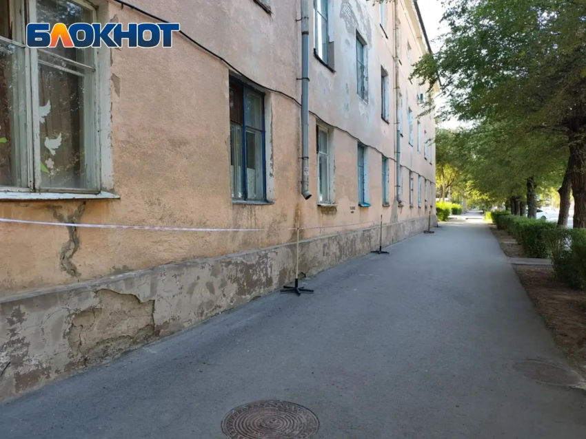 Оградительными лентами закрыли общежитие на Набережной в Волжском после жалоб