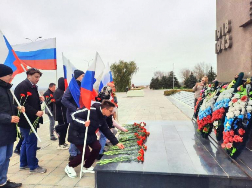 В Волжском возложили цветы в годовщину контрнаступления Красной армии под Сталинградом