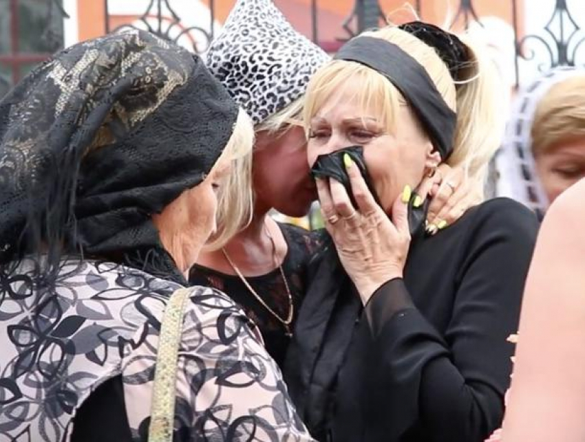 Мать погибшего при взрыве на барже волжанина заявила на похоронах, что дело «хотят замять"