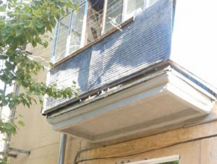 Управляющую компанию заставили отремонтировать рассыпающийся балкон в Волжском 