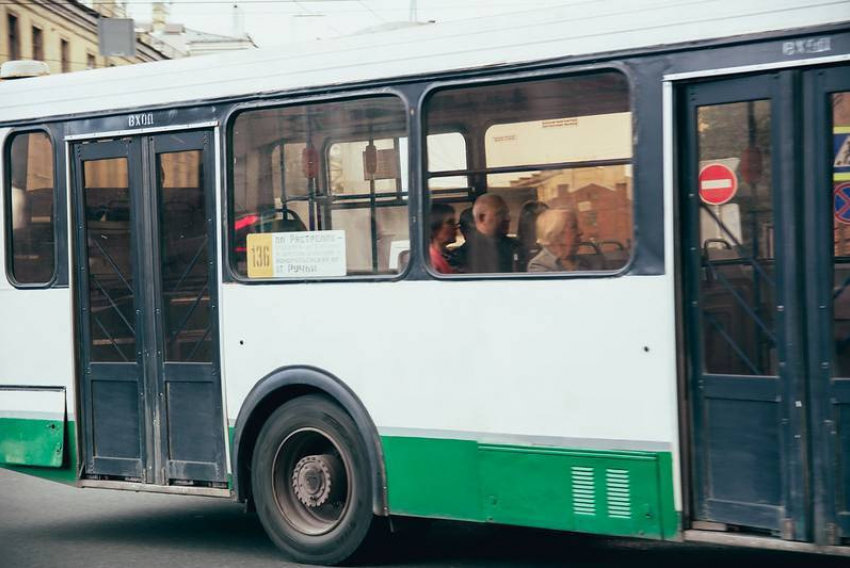 Школьница попала в больницу после падения в автобусе в Волжском