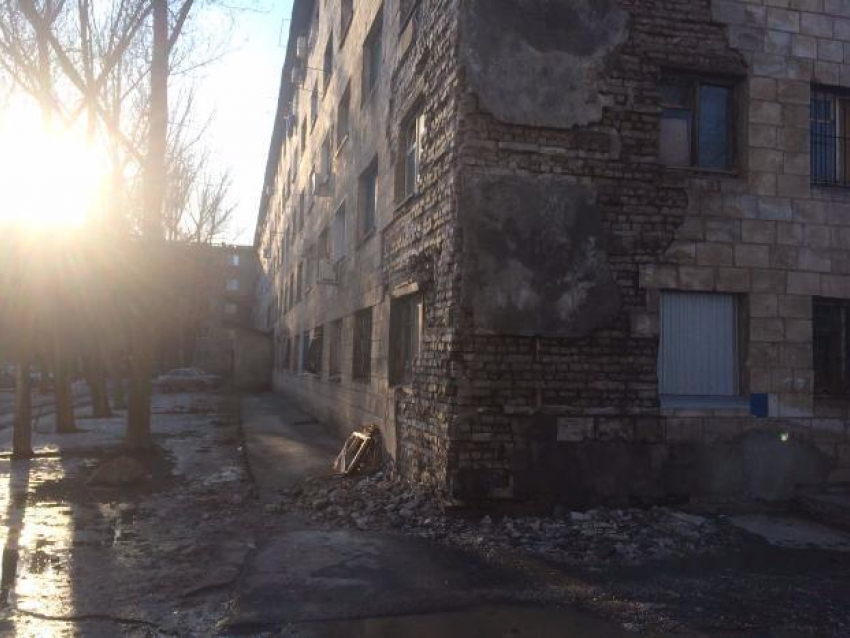 Жители общаги в Волжском, в которой рухнула стена: наш дом, как после сирийской бомбежки