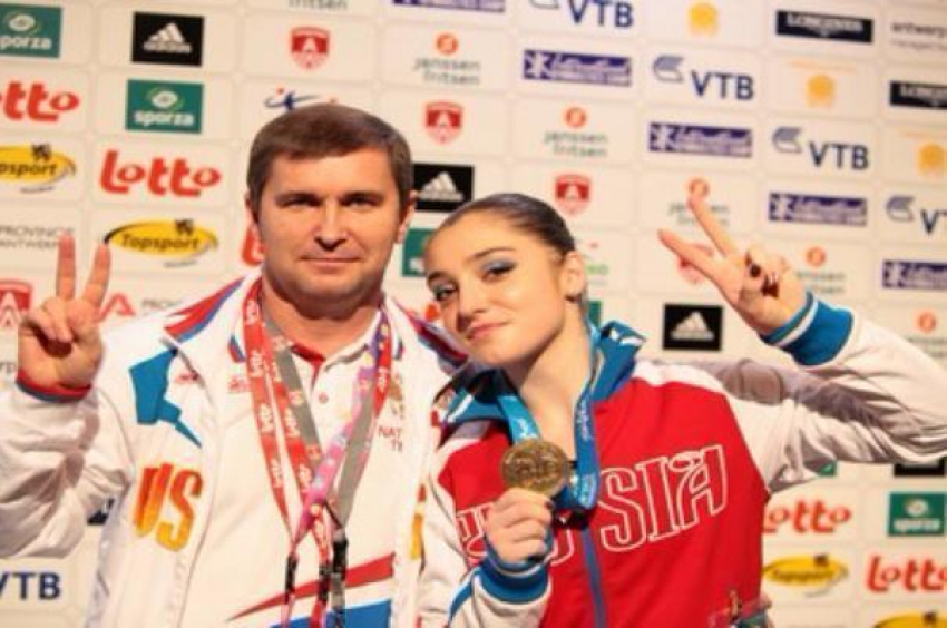 Золото на Олимпиаде в Рио помог завоевать гимнасткам  волжанин Евгений  Гребенкин