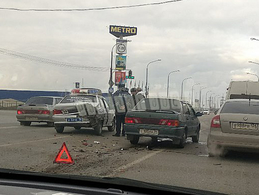 Кто молодец? Я молодец! - молодой водитель на «пятнашке» протаранил наряд ДПС в Волжском 