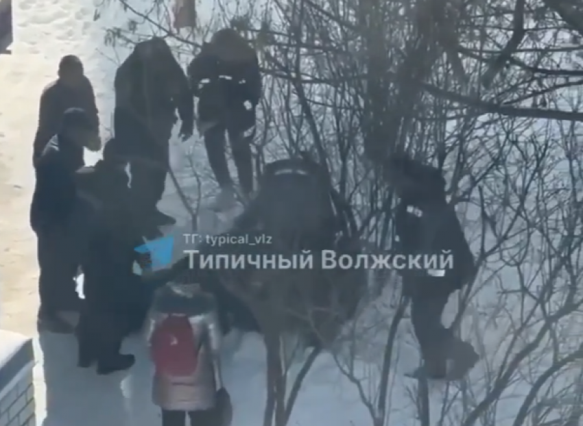 В Волжском медики борются за жизнь выпавшей из окна 19-летней девушки