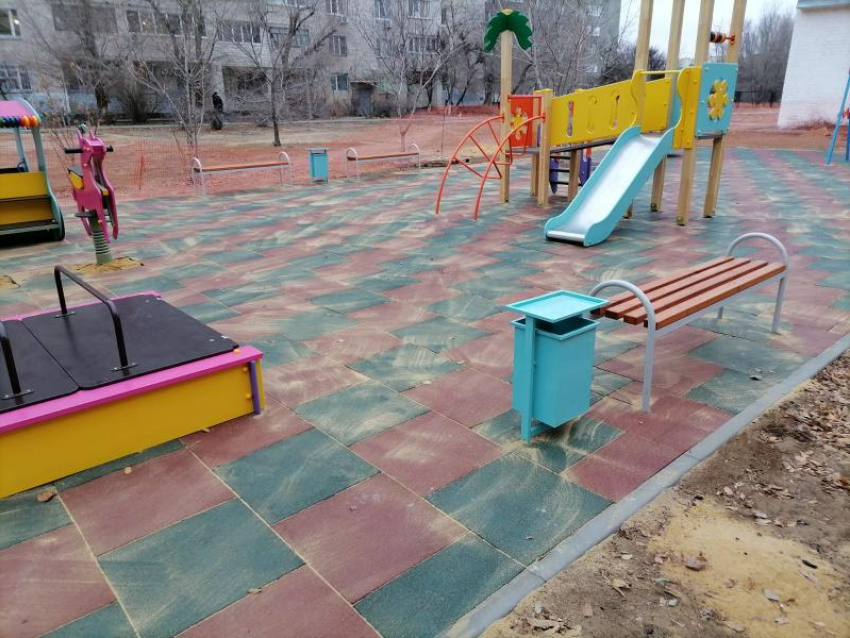 В Волжском по проекту жителей построили детскую площадку