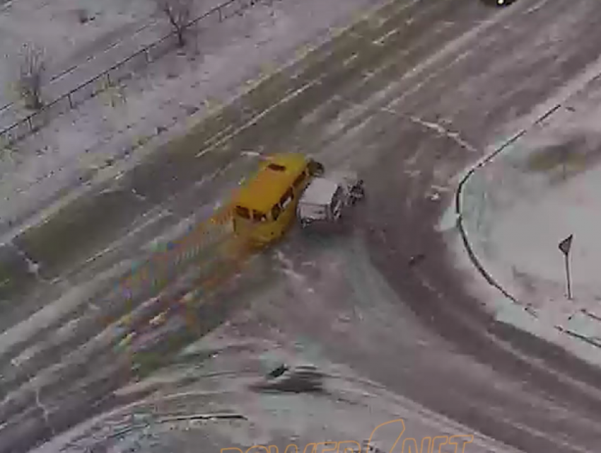 В Волжском «Нива» влетела в маршрутку на перекрестке