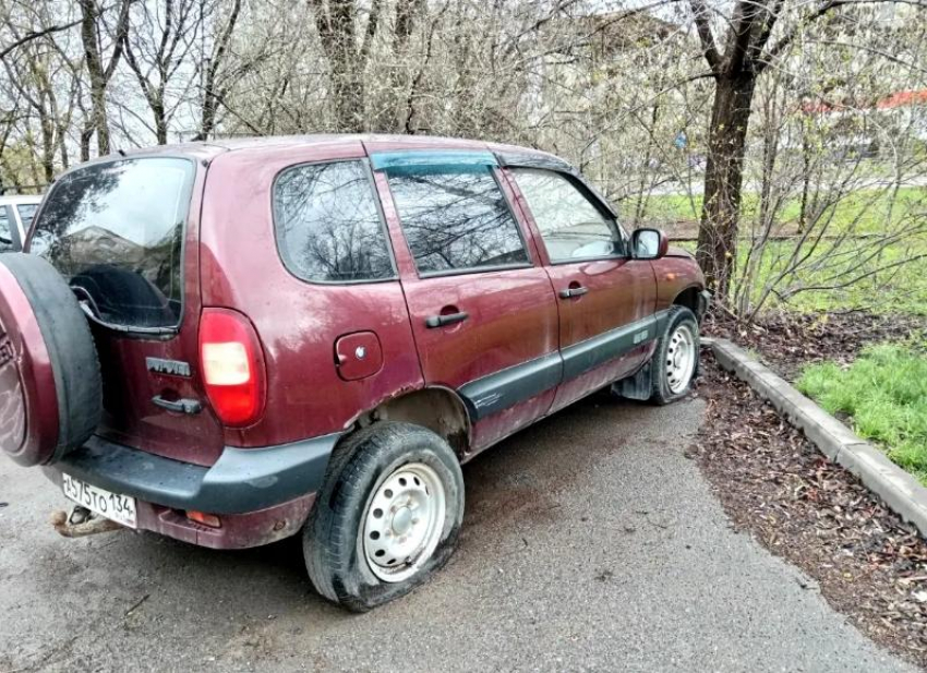 В Волжском пригрозили эвакуацией владельцам пяти брошенных машин