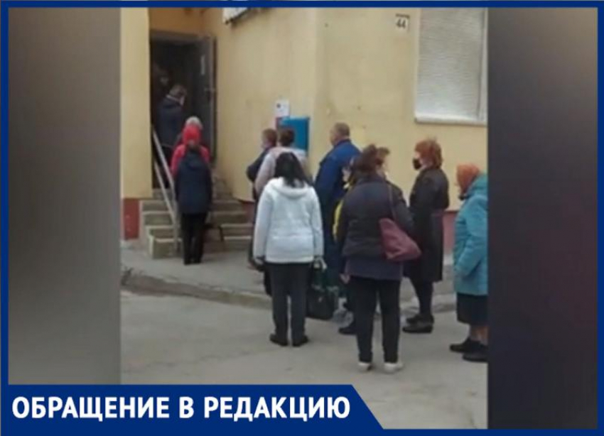 «Как в прошлое попал»: очередь за проездными в Волжском