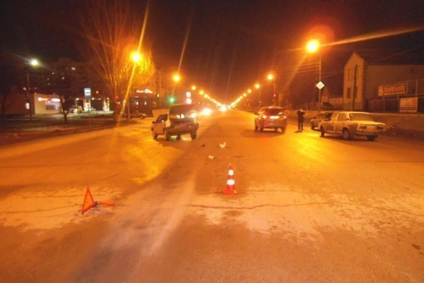 В Волжском «шестерка» протаранила стоящую «девятку». Видео