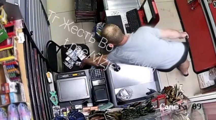 Сигареты, презервативы и яйцо: волжанин украл набор кавалера под камерами в супермаркете