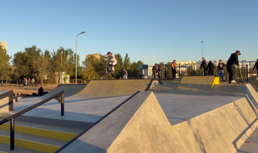 Глава Волжского Игорь Воронин прокатился на самокате по новому памп‑треку