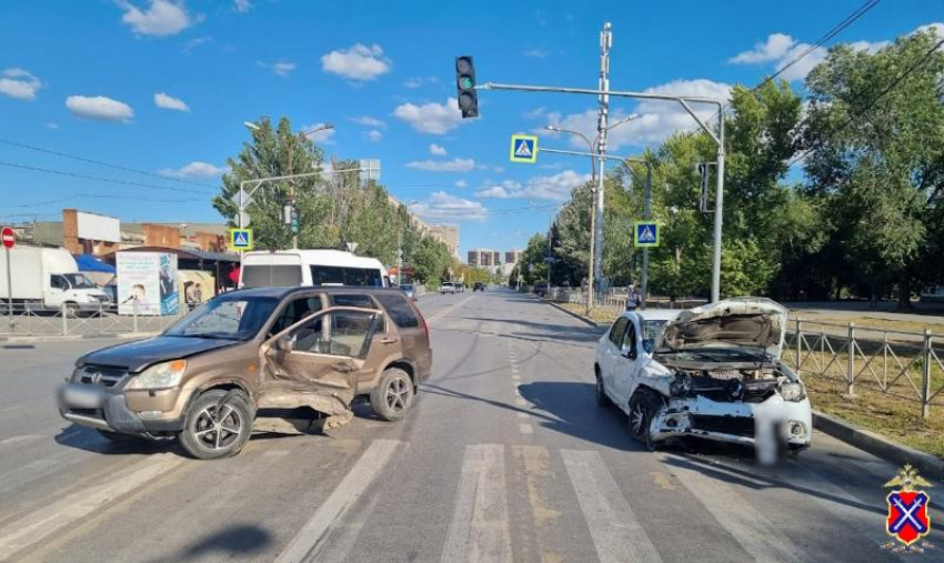 Машины в смятку: подробности двух аварий в Волжском