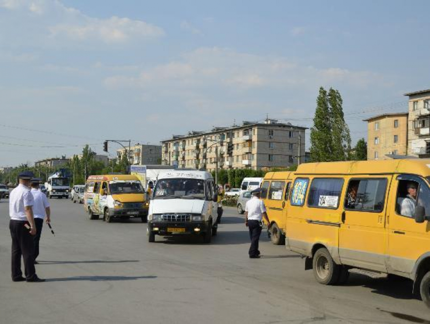 В Волжском выявили двадцать пять недобросовестных маршрутчиков