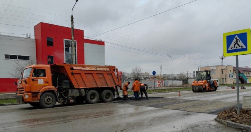 В Волжском устанавливают искусственную дорожную неровность 