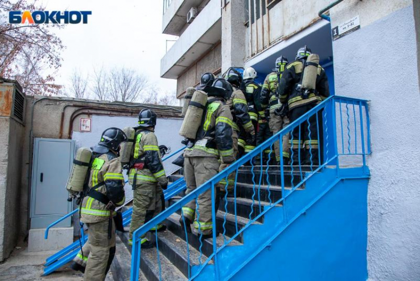 Выгорела дотла: подробности ночного пожара в многоэтажке в Волжском
