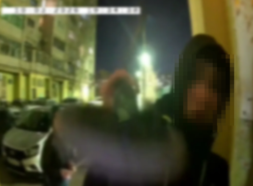 Полиция Волжского ищет подростков, разбивших домофон самокатом после публикации «Блокнот»