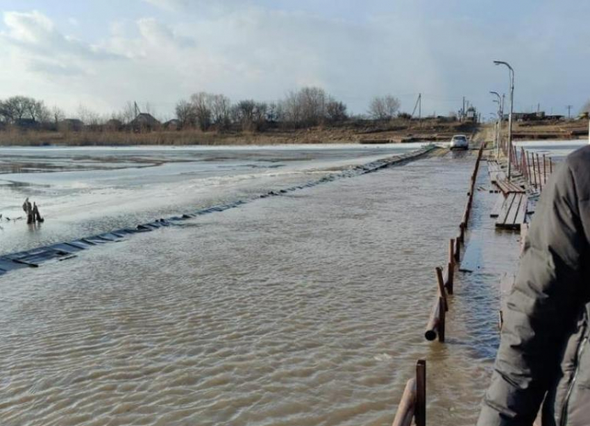 Ремонт моста не помог? Изолированный поселок под Волжским снова отрезан от города