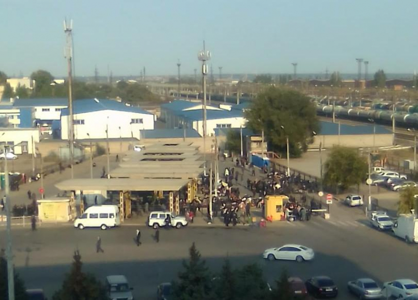 На вокзал Волжского массово прибывают граждане Узбекистана. Станция оцеплена