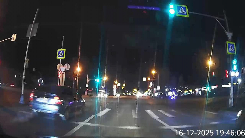 «Душа требует праздника, а разум..»: в Волжском общественники раскритиковали тусклые фонари в гирляндах