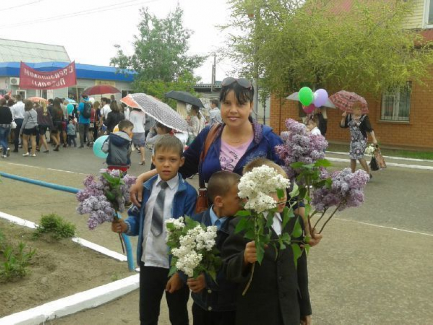 Жительница Средней Ахтубы живет с пятью детьми в полуразрушенном доме